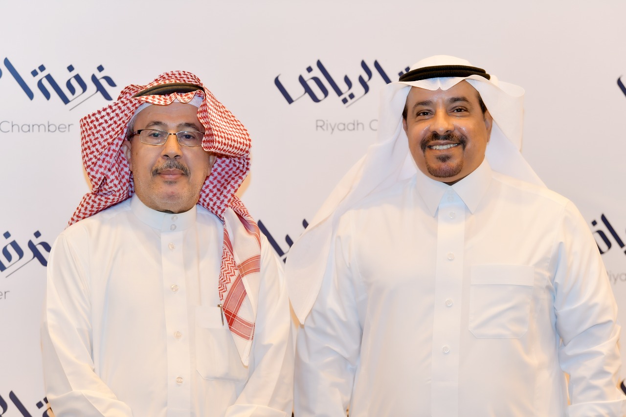وفي اليسار الأستاذ عبدالرحمن علي الشقحاء